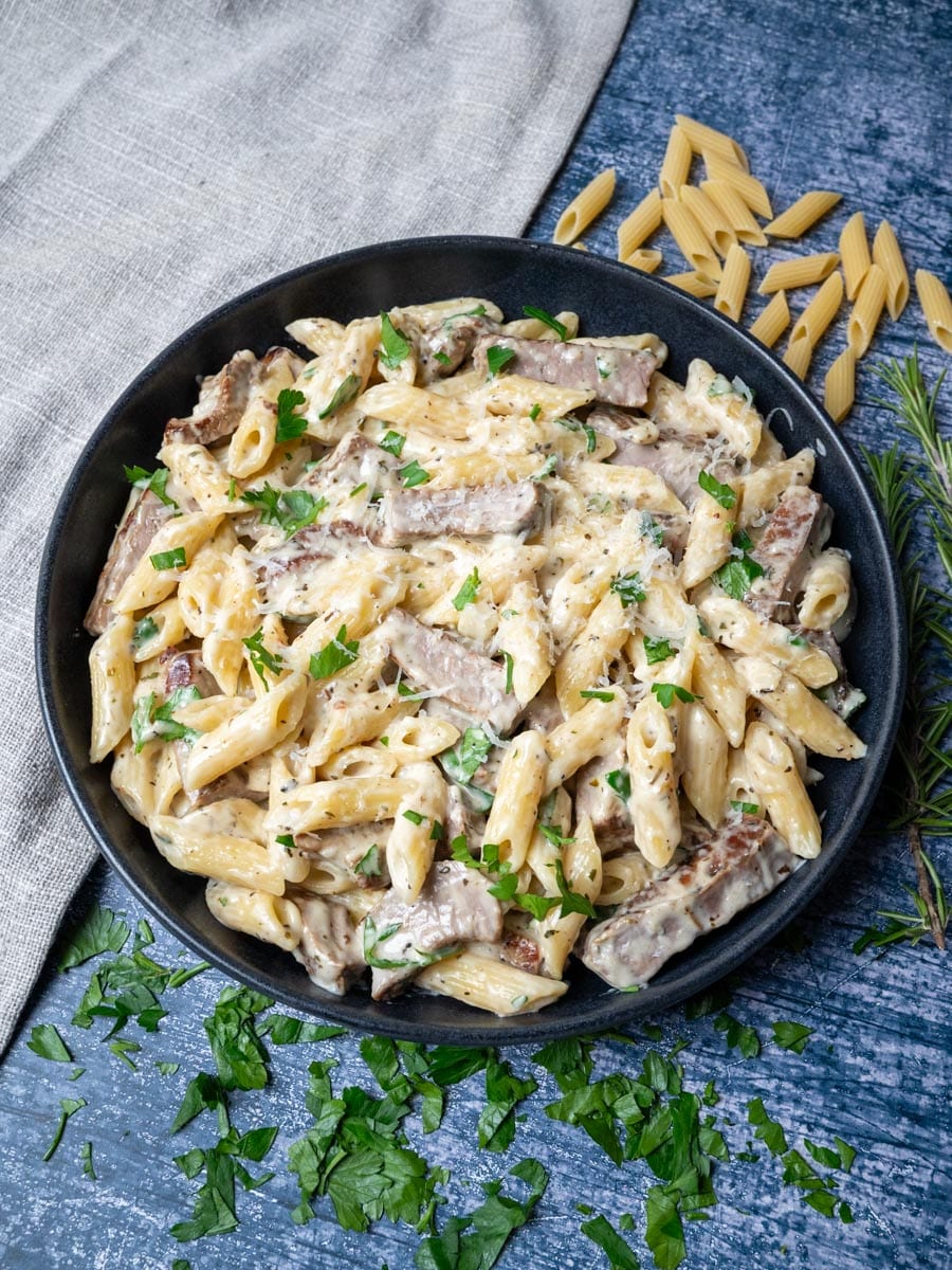Penne de filé mignon ao molho branco