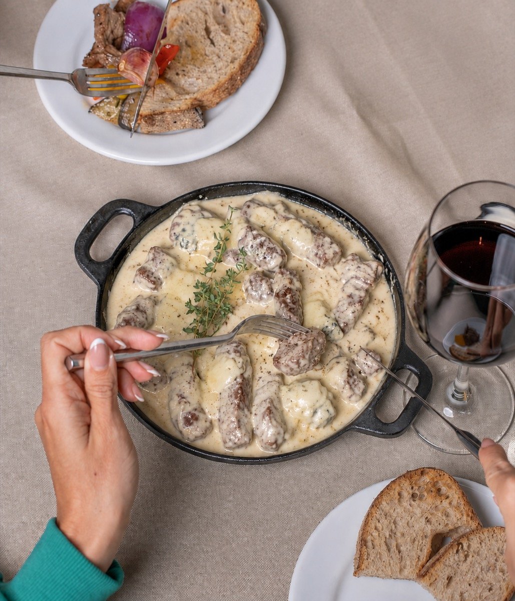 Filé em tiras ao molho de queijo gorgonzola